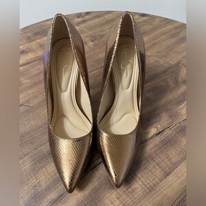 Jessica Simpson gold/ metallic pointed toe pump (heel)